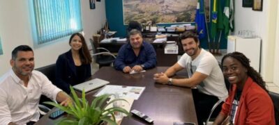 Prefeito recebe cantor Mariano que fala sobre projeto que pretende realizar no comércio de Bonito