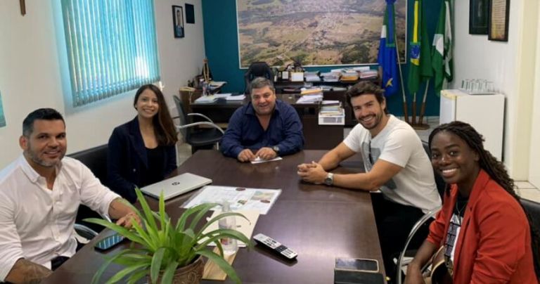 Prefeito recebe cantor Mariano que fala sobre projeto que pretende realizar no comércio de Bonito