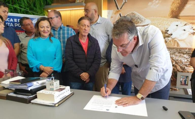 Prefeito Eduardo Campos assina ordem de serviço para asfaltar Residencial Ponta Porã II