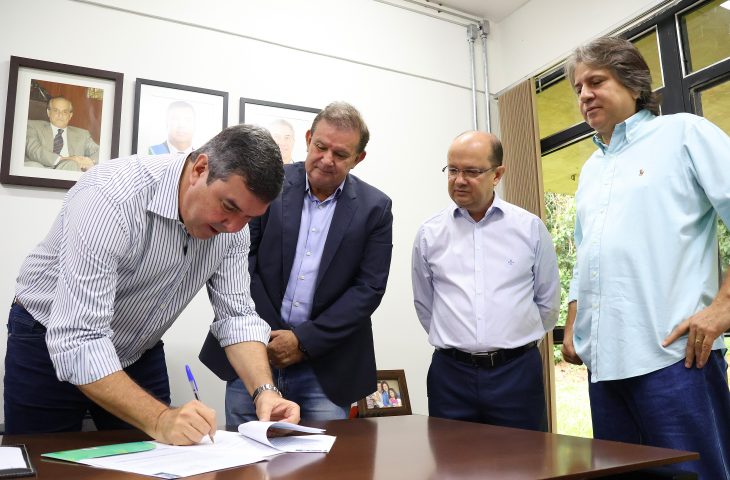Com foco nas emendas e articulação política, governador assina contrato de gestão com a Casa Civil