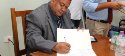 Hemerson Buiu solicita ao secretário da Seilog, Hélio Peluffo recapeamento em várias Ruas  
