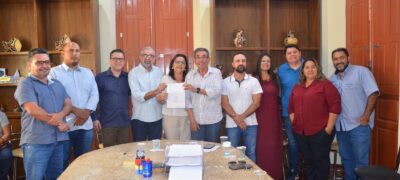 Prefeito Nelson Cintra realiza assinatura de Emendas Impositivas dos vereadores destinadas ao Conseg e Coopmur.