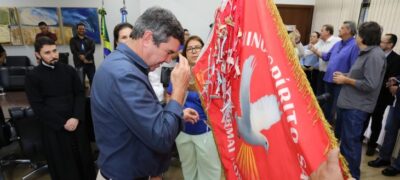 Governador recebe a Bandeira do Divino e reforça tradição que faz parte da história de MS