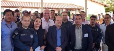 Presidente da Câmara de Caracol, Magaly Godoy entrega reivindicações ao vice-governador Barbosinha.