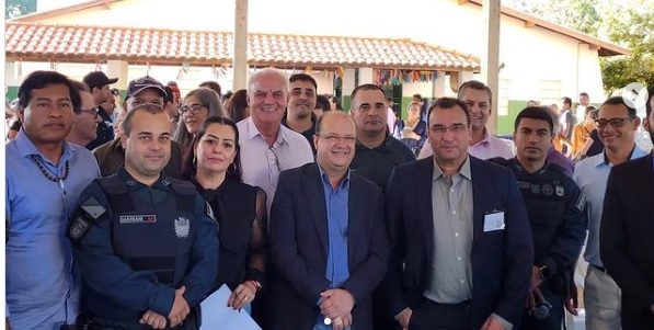 Presidente da Câmara de Caracol, Magaly Godoy entrega reivindicações ao vice-governador Barbosinha.