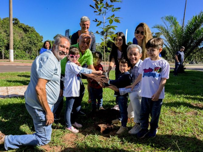 Futuro sustentável: iniciativa da AGEMS leva educação ambiental com plantio no Arco dos Ipês