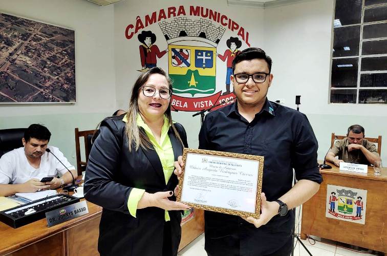 Presidente do Interact Otavio Augusto recebe Moção de Aplausos da vereadora Helenice Kalife