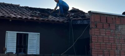 Casa pega fogo em Caracol e vizinhos ajudam controlar incêndio  
