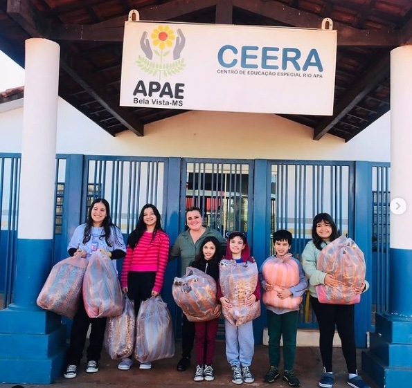 Integrantes do Rotary Kids Bela Vista faz doação de 40 cobertores para APAE