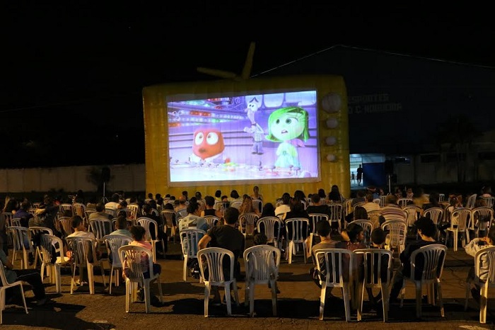 Jornalista abre quintal de casa para sessão de cinema brasileiro na terça-feira