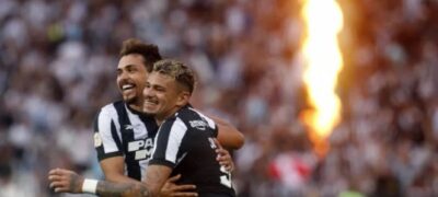 Tiquinho Soares voa e Botafogo, líder, goleia o Coritiba no Brasileirão