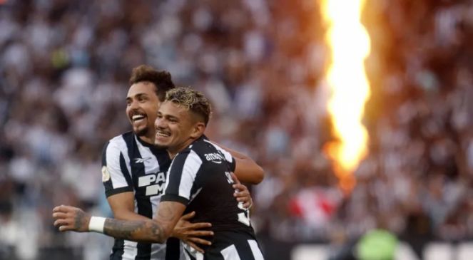 Tiquinho Soares voa e Botafogo, líder, goleia o Coritiba no Brasileirão