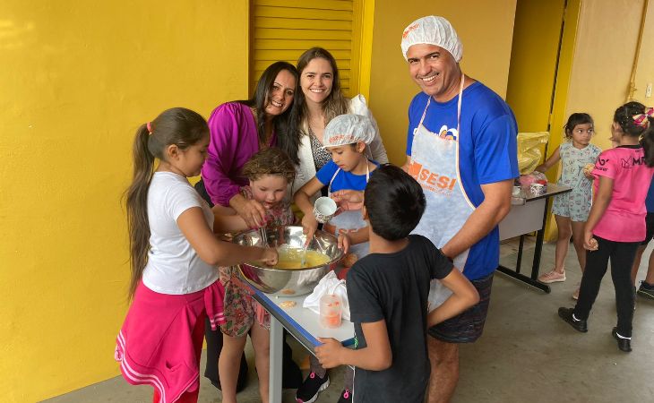Vereadora Meire Leite visita Colônia de Férias em dia de Oficina de Culinária