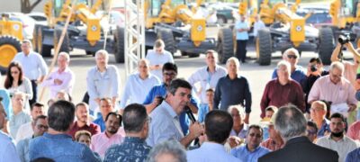 Governador entrega maquinários a 19 cidades para recuperar estradas e ajudar homem do campo