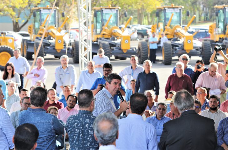 Governador entrega maquinários a 19 cidades para recuperar estradas e ajudar homem do campo