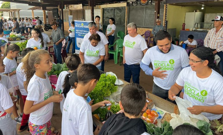 Estudantes de Bela Vista realizam primeira troca do Recicla Verdinho na feira