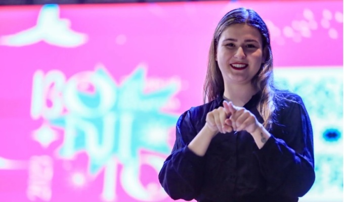 Incluídas pela primeira vez, mulheres surdas se emocionam ao assistir mito guató no Festival de Inverno