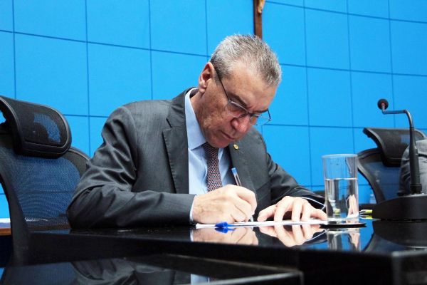 Lei de Paulo Corrêa alerta para prescrição legível de receitas médicas