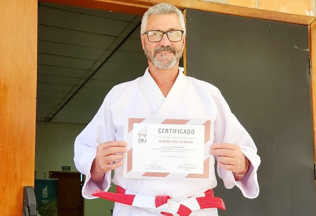 Servidor da Fundesporte recebe título de alta graduação do judô e é condecorado com faixa coral