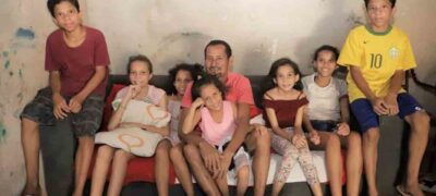 “São minha vida, a minha paixão”, diz vigia que cuida de 7 filhos sozinho após divórcio