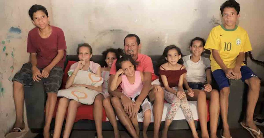 “São minha vida, a minha paixão”, diz vigia que cuida de 7 filhos sozinho após divórcio