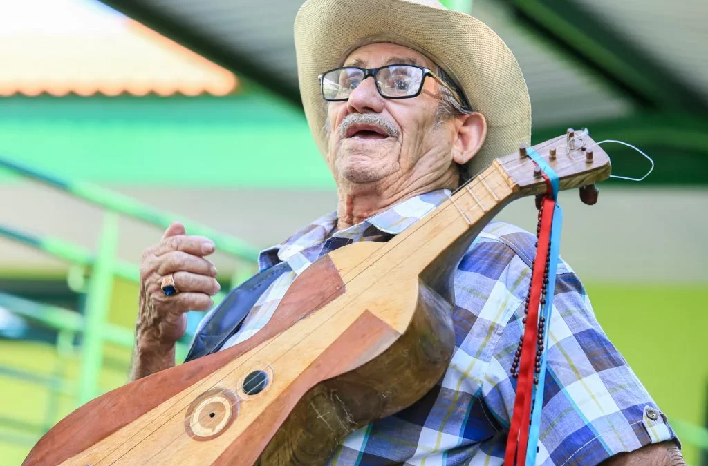 Cria do Pantanal, mestre Sebastião ensina viola de cocho por todo MS