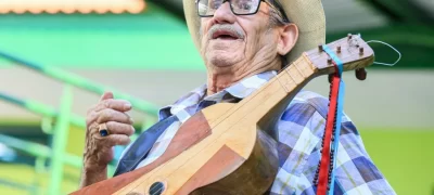 Cria do Pantanal, mestre Sebastião ensina viola de cocho por todo MS