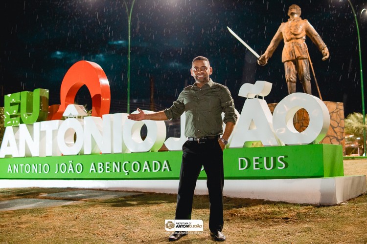 Antonio João Celebra Inauguração de Novo Totem e Iluminação LED