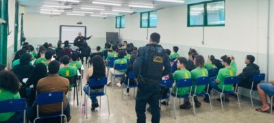 Policiais do DOF e do 14º BPMRv conversam com estudantes sobre a profissão Militar