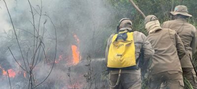 Por terra, água e ar: bombeiros iniciam combate aéreo a focos de incêndio em Bonito