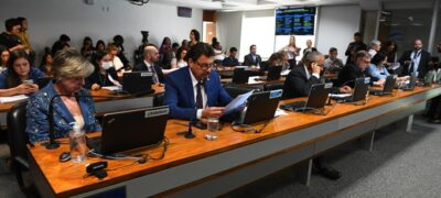 Quem agredir profissional de saúde em atendimento pode ter penas maiores, aprova CAS