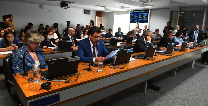 Quem agredir profissional de saúde em atendimento pode ter penas maiores, aprova CAS