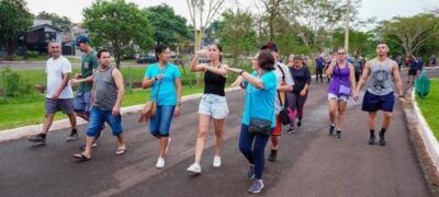 Caminhada com orientação em Libras dá visibilidade aos surdos e promove a socialização