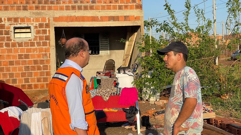 Ações para ajudar a limpar Dourados após vendaval são coordenadas por Barbosinha