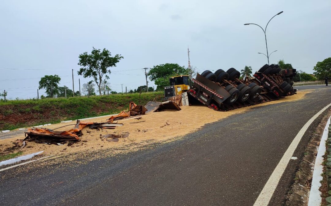 Carreta tomba na chegada de Caracol na rodovia MS 384