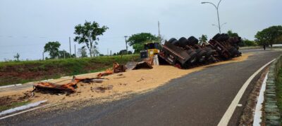 Carreta tomba na chegada de Caracol na rodovia MS 384