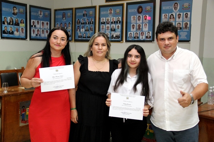 Rafaelly Gonçalves vencedora do 1º Concurso de Redação do Sicredi recebe Moção de Aplauso do vereador Johnys Basso