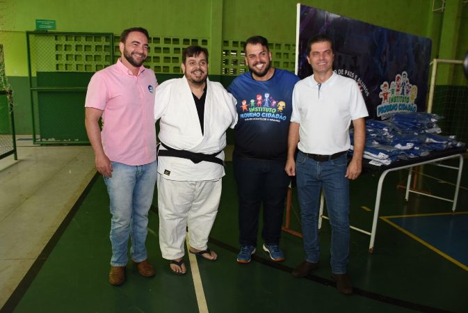 Em Maracaju, João César Mattogrosso prestigiou entrega de kimonos e anunciou R$ 200 mil ao Instituto do Pequeno Cidadão