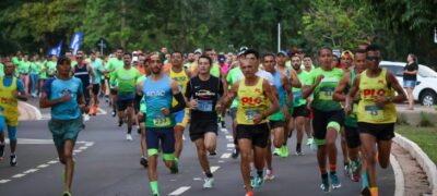 Corrida dos Poderes reúne milhares de pessoas e arrecada 2,5 mil brinquedos na sua primeira edição