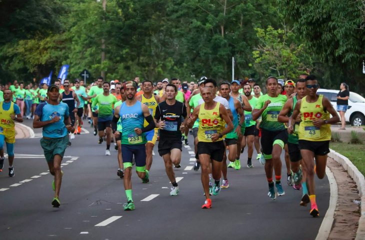 Corrida dos Poderes reúne milhares de pessoas e arrecada 2,5 mil brinquedos na sua primeira edição