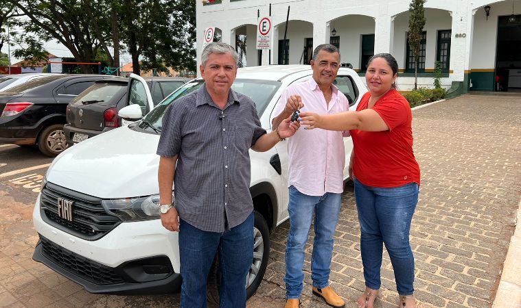 Bela Vista: Prefeito Piti entrega veículo novo para o esporte