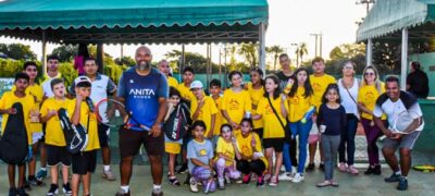 Ação durante torneio de tênis arrecada doações de materiais esportivos para incentivar atividade física de crianças e adolescentes