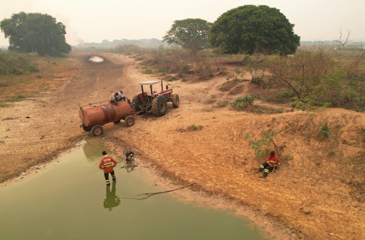 Com apoio aéreo e ação por terra, bombeiros de MS atuam em três grandes incêndios no Pantanal