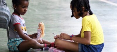 Crianças da Furnas do Dionísio recebem brinquedos da campanha ‘Caixa Encantada’