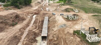 Obra de controle de erosão no “buracão” de Coxim avança e chega a 45% de execução