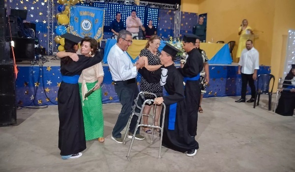 Prefeito e Primeira-dama participam da 1ª Formatura da Escola Civico Militar Cláudio de Oliveira