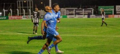 Jogador sabe de morte do pai, pede para jogar e faz gol com 1 minuto em campo