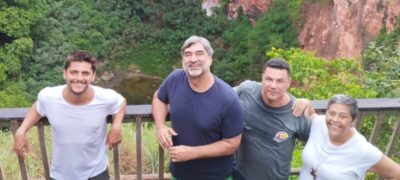 Zeca Camargo e Bruno Gissoni visitam Buraco das Araras em Jardim