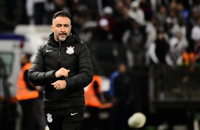 Ex-técnico do Corinthians, Vítor Pereira cobra R$ 7,5 milhões do Timão na justiça