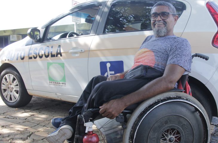 Atleta PcD comemora aprovação no exame prático de habilitação pelo programa CNH MS Social